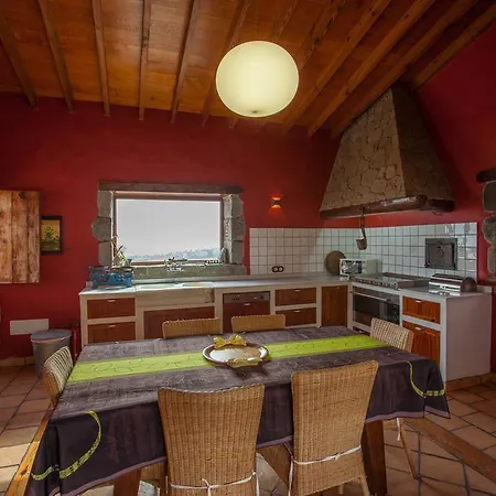 Villa Mountain Hideaway House In *